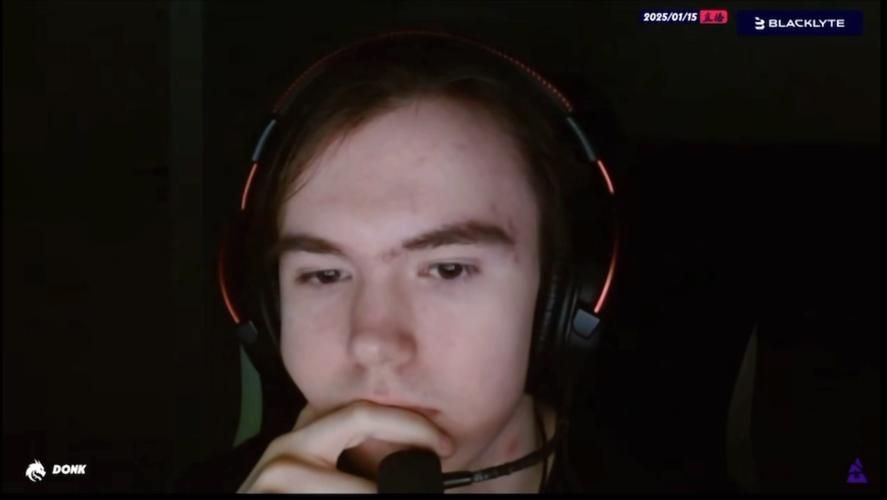 kurO 狐狸精吸引了观众，小伞的飞机造成了巨大的伤害， Leyan 的队伍赢得了胜利